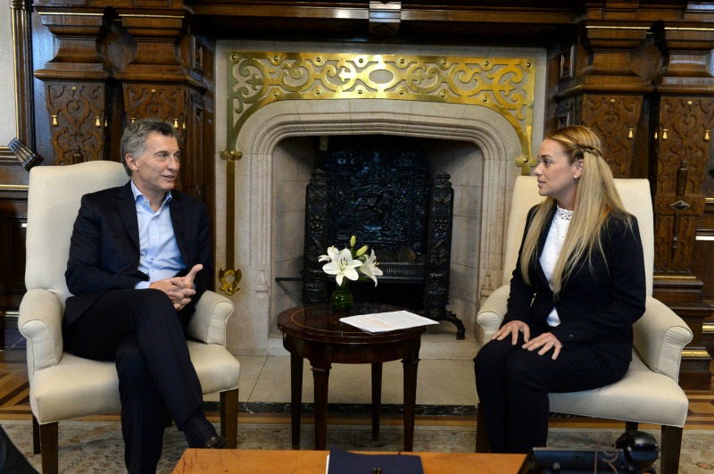 El presidente argentino, Mauricio Macri, se reunió hoy con Lilian Tintori, la esposa del dirigente opositor venezolano Leopoldo López, detenido desde 