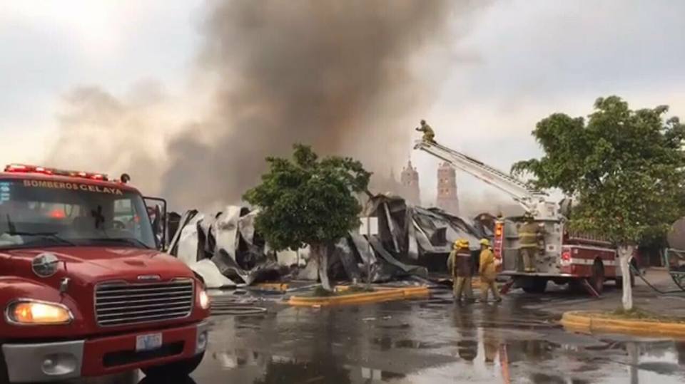 Elementos de bomberos de Acámbaro y Celaya ayudaron a oficiales de Salvatierra. (Foto Especial)