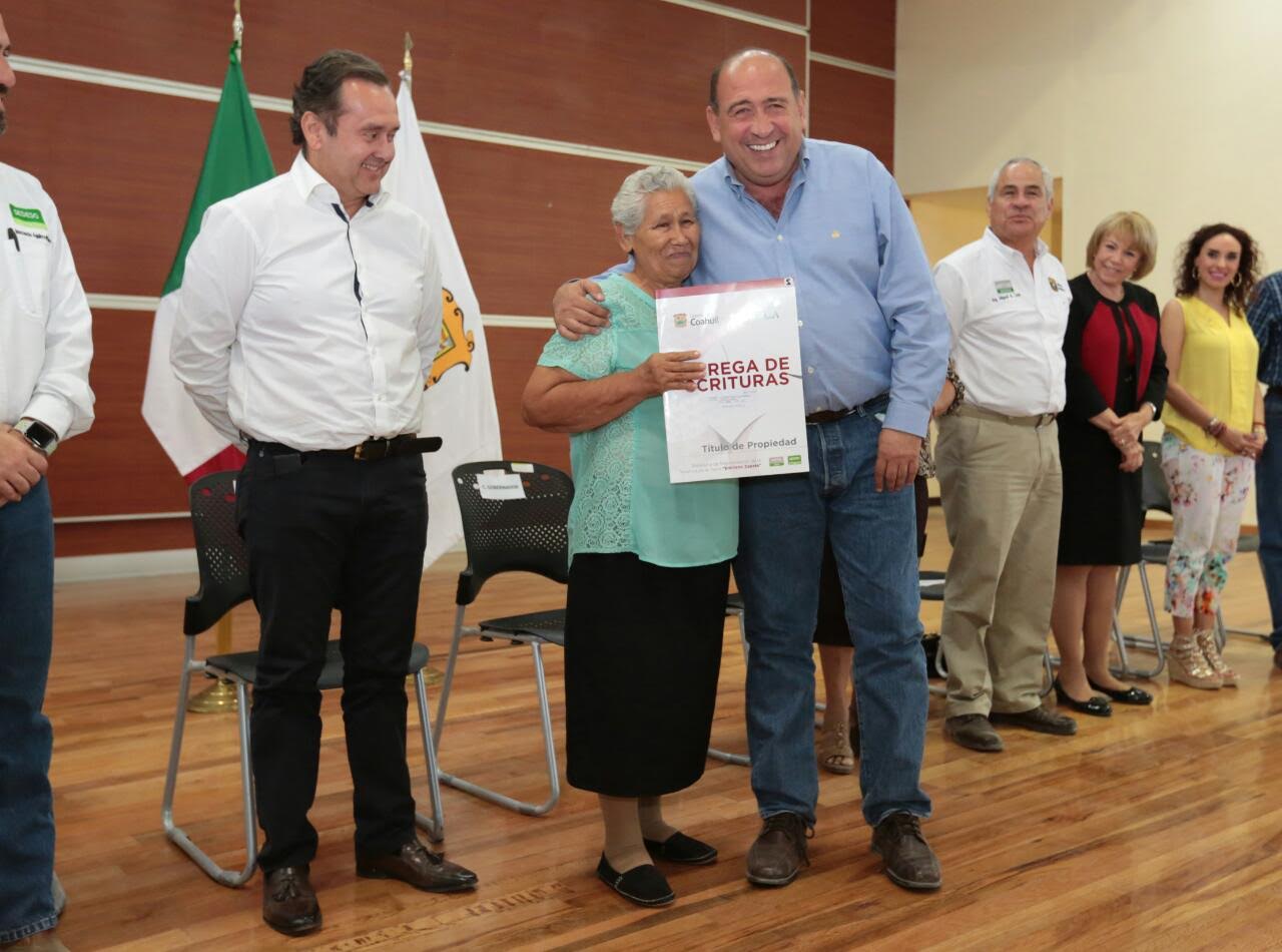El Gobernador de Coahuila, Rubén Moreira, realizó la entrega de 240 escrituras en Monclova.