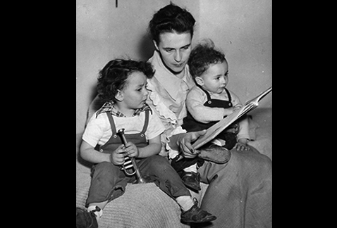 Leonora Carrington con sus hijos Gabriel y Pablo