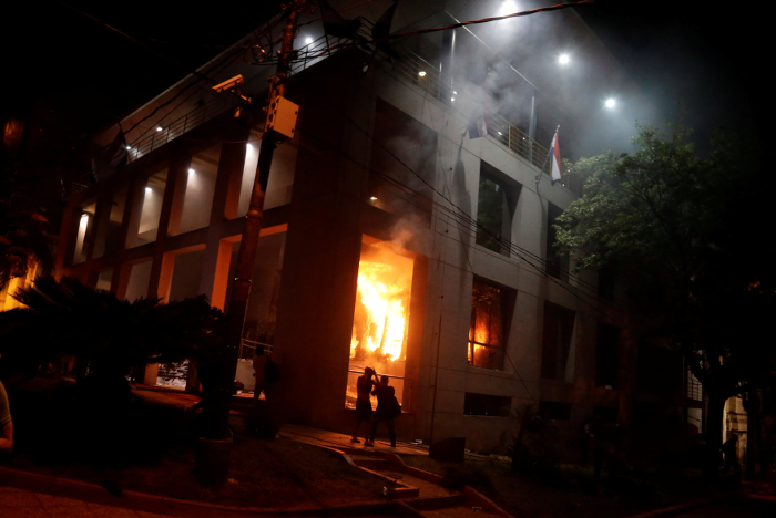 Manifestantes opositores a la aprobación de la elección presidencial prendieron fuego al edificio del Congreso.
