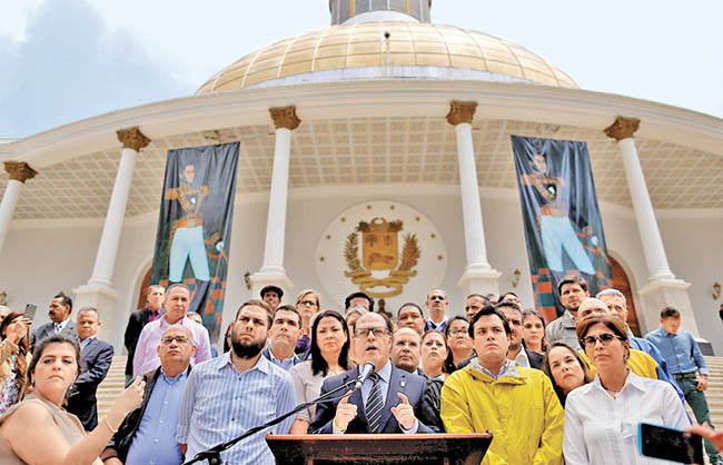 El presidente de la Asamblea Nacional, Julio Borges, tachó de “basura” la decisión judicial.