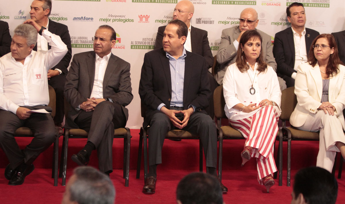 El secretario Federal del Trabajo, Alfonso Navarrete y el gobernador, Eruviel Ávila.