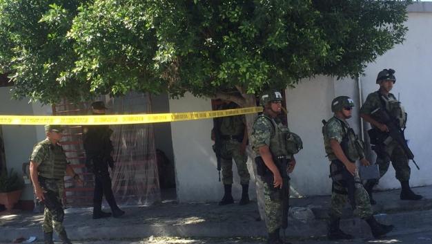 Soldados y elementos de Fuerza Civil resguardaron la zona. 