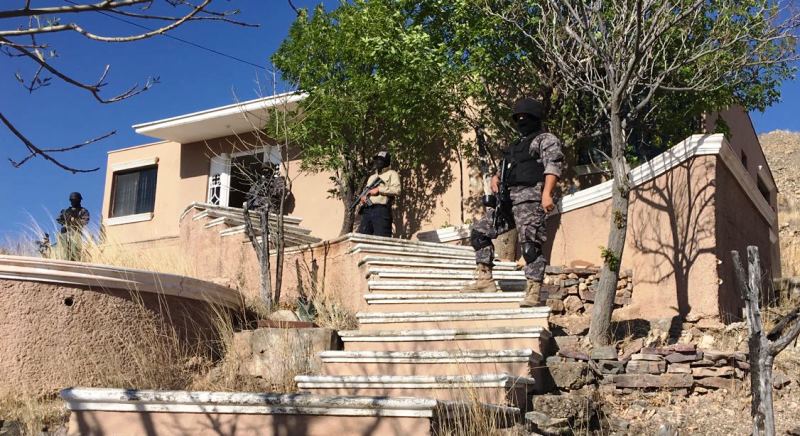 Agentes de la Fiscalía General del Estado catearon casas del ex gobernador, César Duarte. 