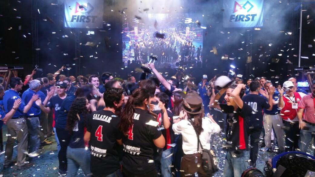 Equipo Cerbotics 4400 del Colegio Cervantes ganó el pase mundial de First Robotics.