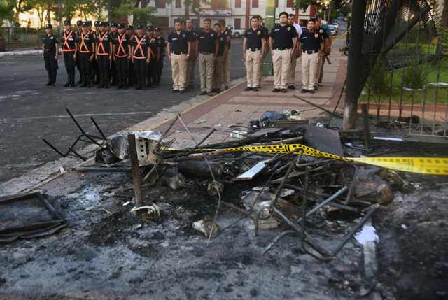 Los opositores protestaron y quemaron objetos afuera del Congreso de Paraguay.