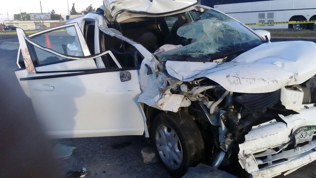 Uno de los vehículos involucrados en el accidente, un Nissan Tiida color blanco con placas UWG-663-U.
