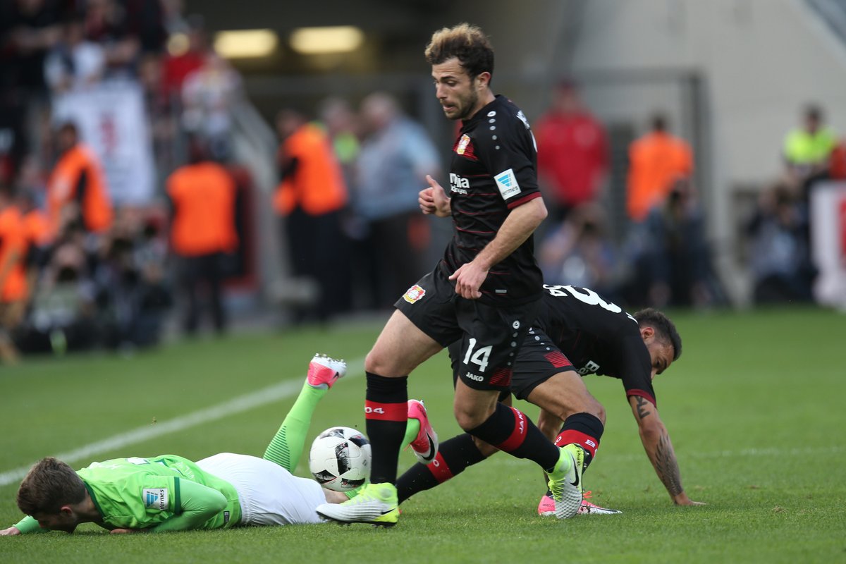 Bayer Leverkusen empató a tres con el Wolfsburgo