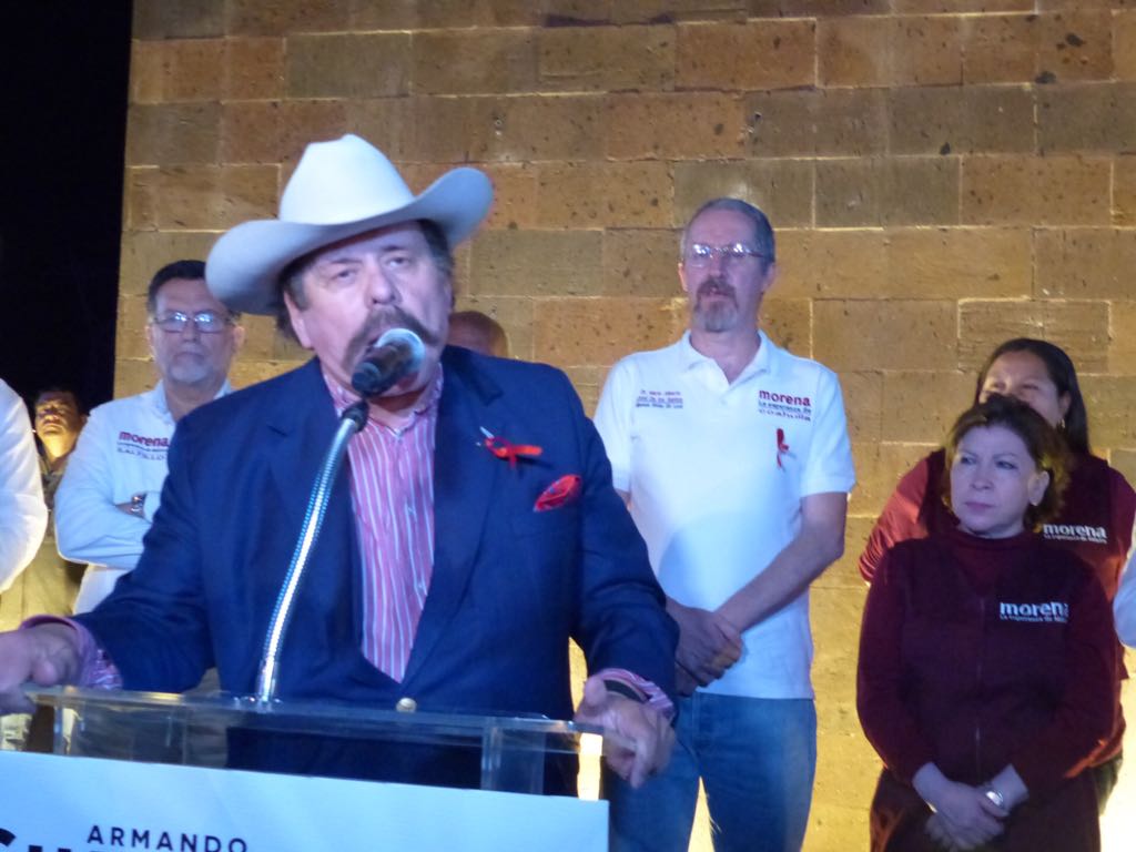 El candidato a la gubernatura de Coahuila por Morena, Armando Guadiana Tijerina, arrancó campaña en el monumento a Francisco I. Madero de  Saltillo.