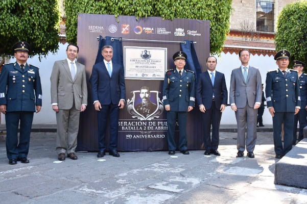 En total se condecoraron a 13 personas con la orden "Victoria de la República", tres de ellos militares.
