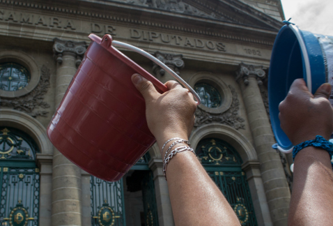 La escasez de agua en Iztapalapa, aun previo a la época de estiaje, obliga a vecinos de varias colonias a buscar créditos del Instituto de Vivienda ca