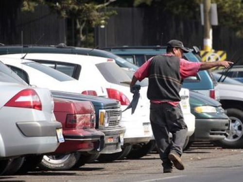 Evitarán el tema de los franeleros que invitan a dejar los carros en la calle y genera caos además de ser inseguro, señala Amador López.