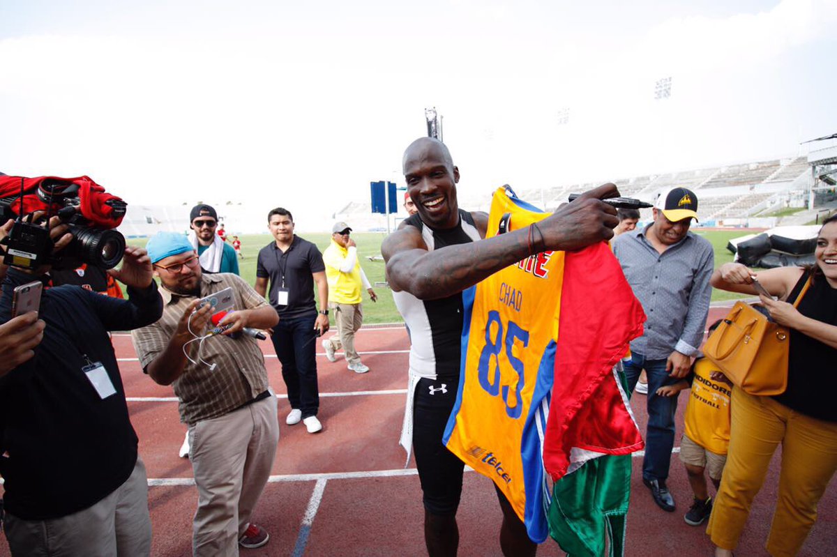Fan le regala una playera de Tigres al jugador Chad 'Ochocinco'