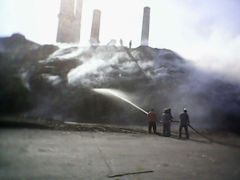 El fuego alcanzó el bagazo de la molienda de caña del llamado Coloso de la Cuenca. Bomberos realizaron trabajos para controlar el fuego.