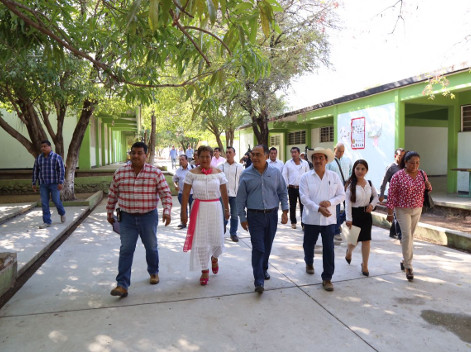 El gobernador de Guerrero, Héctor Astudillo estuvo en San Miguel Totolapan, Tierra Caliente, donde platicó con autoridades municipales. 
