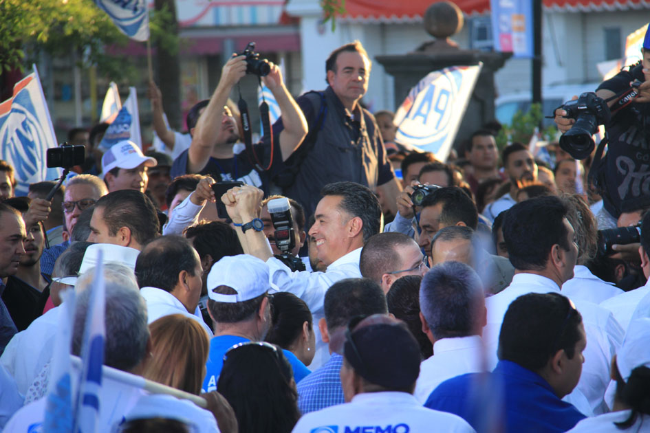Rodeado de simpatizantes, en el evento Anaya Llamas se manifestó contra el gobierno corrupto. 