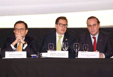 El secretario de Economía federal, Ildefonso Guajardo; el secretario de Desarrollo Económico de la Ciudad de México, Salomón Chertorivski, y el presid