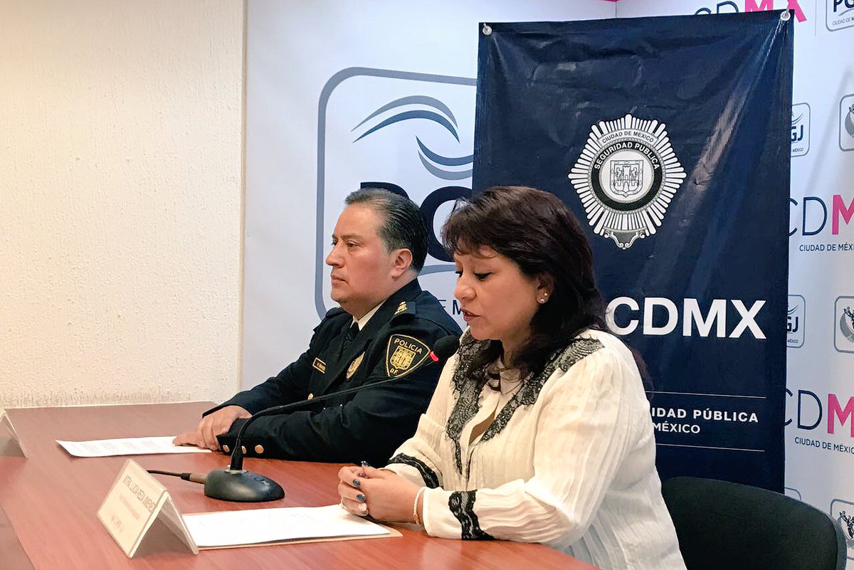 El primer superintendente Víctor Hugo Ramos, de la SSP, y la titular de la Fiscalía Especial de Investigación de la PGJ, Lucía Reza Jiménez.