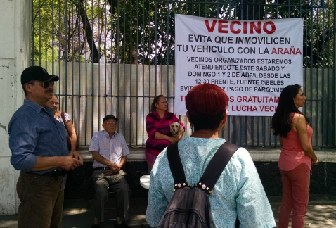 Vecinos de las colonias Roma e Hipódromo Condesa recibieron asesoría para evitar que personal de Ecoparq inmovilice sus autos por la falta de tarjetón