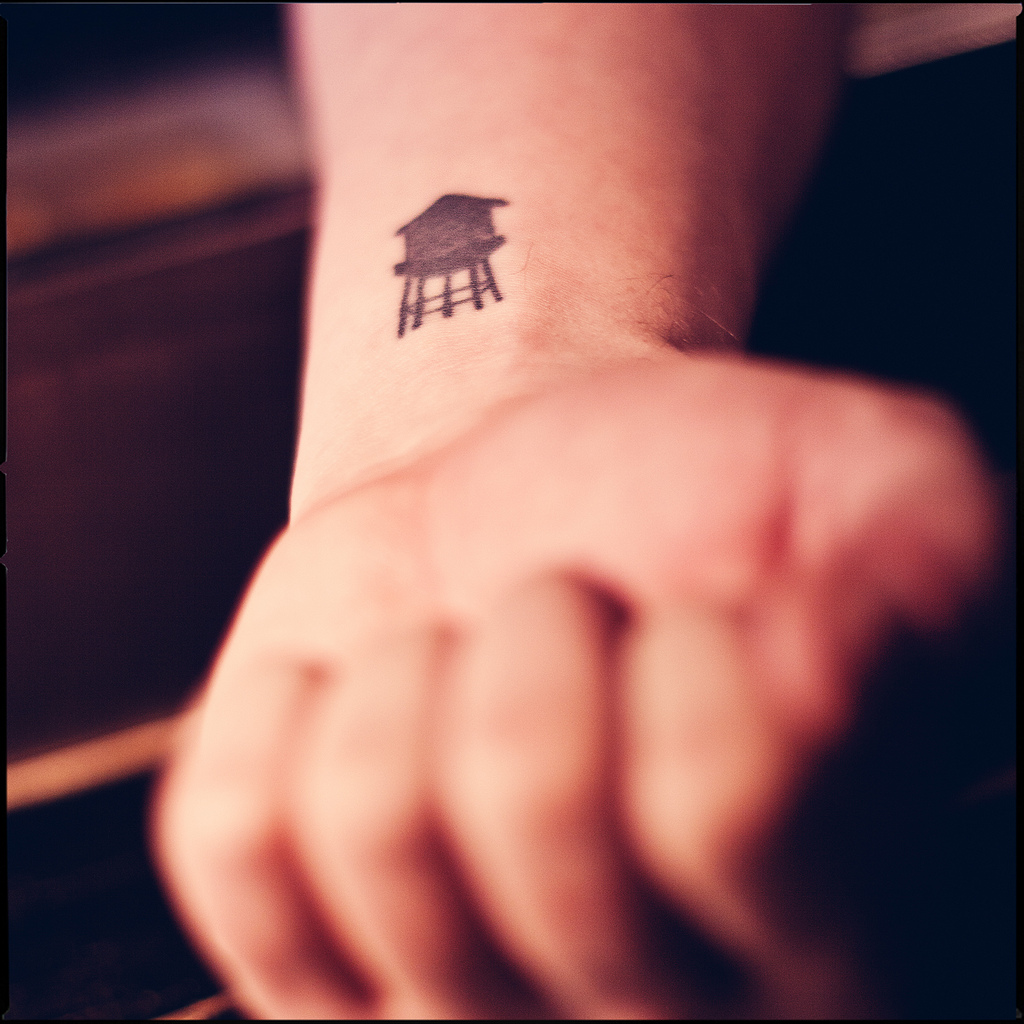 A veces, un tatuaje pequeño dice más que uno grande.