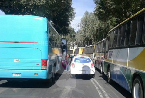 Autobuses en los que viajaron integrantes de la Unión Campesina Indígena Nacional obstruyen la circulación vehicular en el Eje 7 Sur Municipio Libre, 
