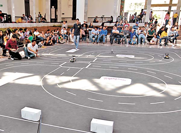 Los automóviles "inteligentes" fueron puestos a prueba en las instalaciones del IPN.