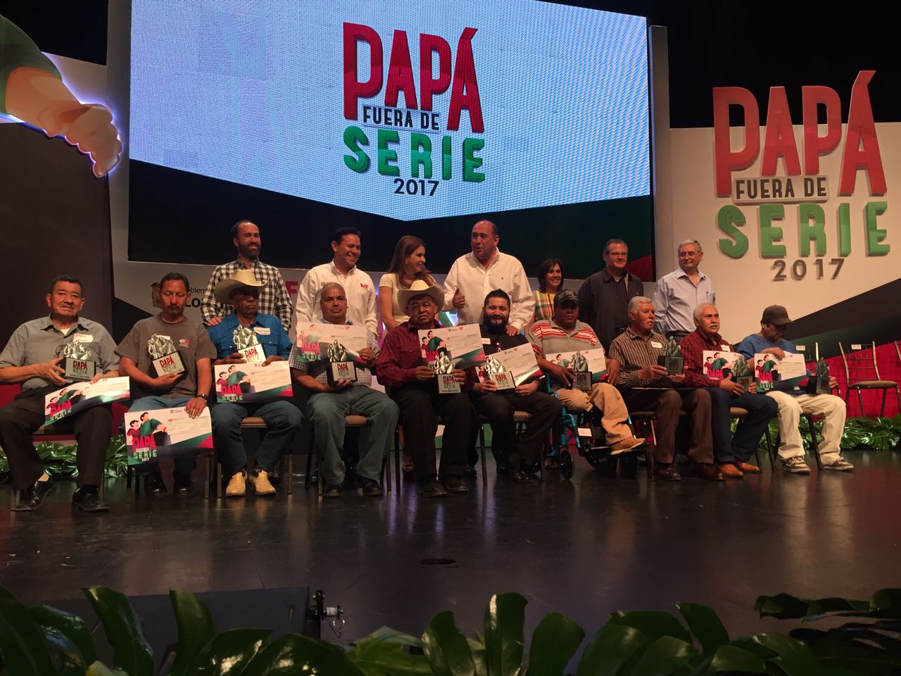 En Coahuila, fue entregada por el DIF, la presea "Papá Fuera de Serie 2017".