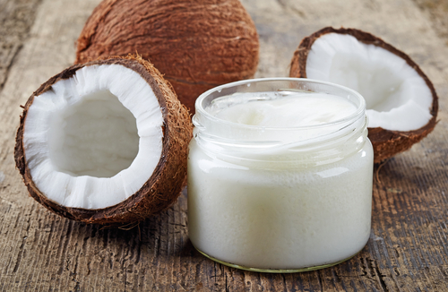 El aceite de coco es un buen hidratante para el cabello. 
