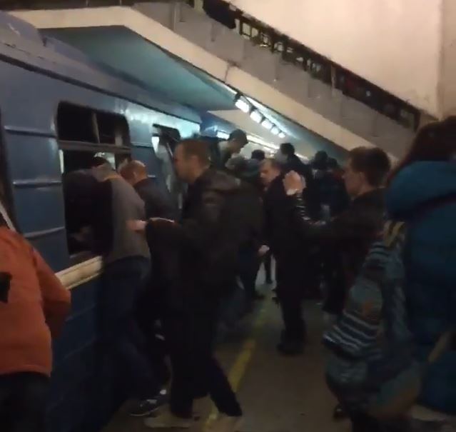 Las explosiones se registraron en dos estaciones del metro y al menos diez personas murieron.
