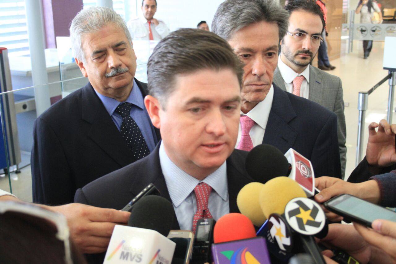  El ex gobernador del estado, Rodrigo Medina de la Cruz, al salir de la audiencia.