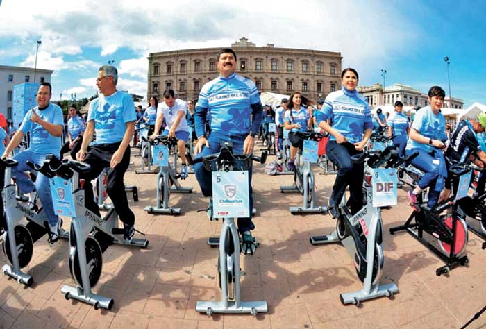 El gobernante estatal participó ayer en la campaña “Pedaleando por el autismo”, en la capital de la entidad.