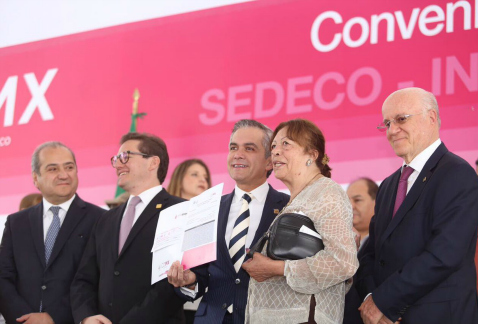 El jefe de Gobierno capitalino, Miguel Ángel Mancera, encabezó el acto de renovación de un convenio de la Sedeco, el Invea, delegaciones y microempres