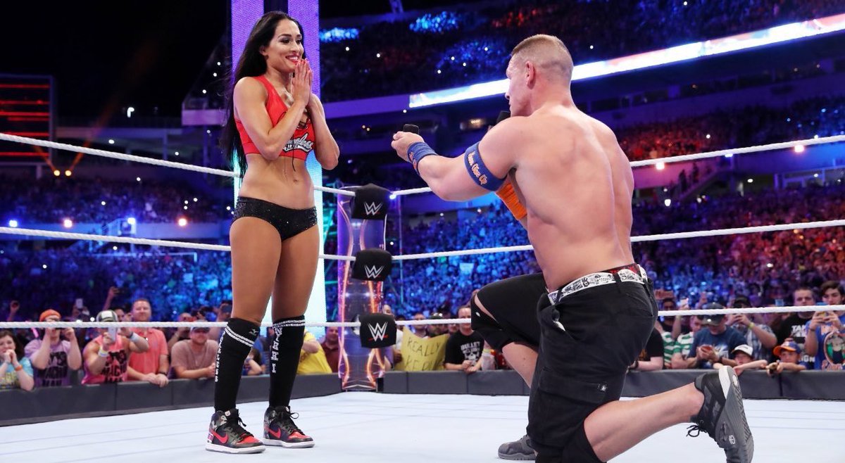Momento en que John Cena le propone matrimonio a Nikki Bella.