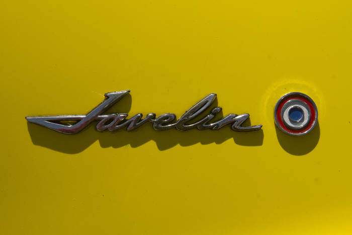 Volver al pasado: emblemas de autos clásicos exhibidos en la UNAM