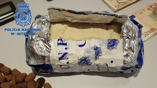 Los agentes decomisaron más de 45 kilos de cocaína y dinero en efectivo.