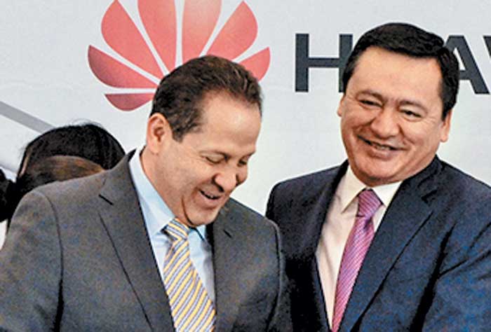 Los funcionarios.