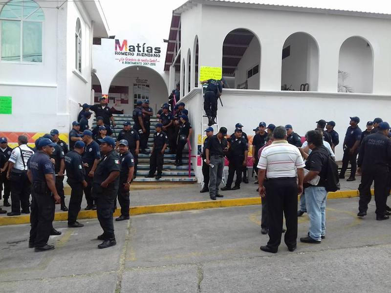Los policías exigen la entrega de patrullas, equipo de radio control, armas y chalecos antibalas.