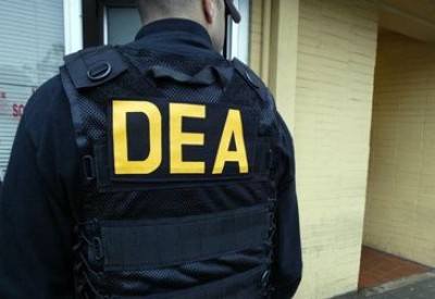 Administración para el Control de Drogas, DEA por sus siglas en inglés. 