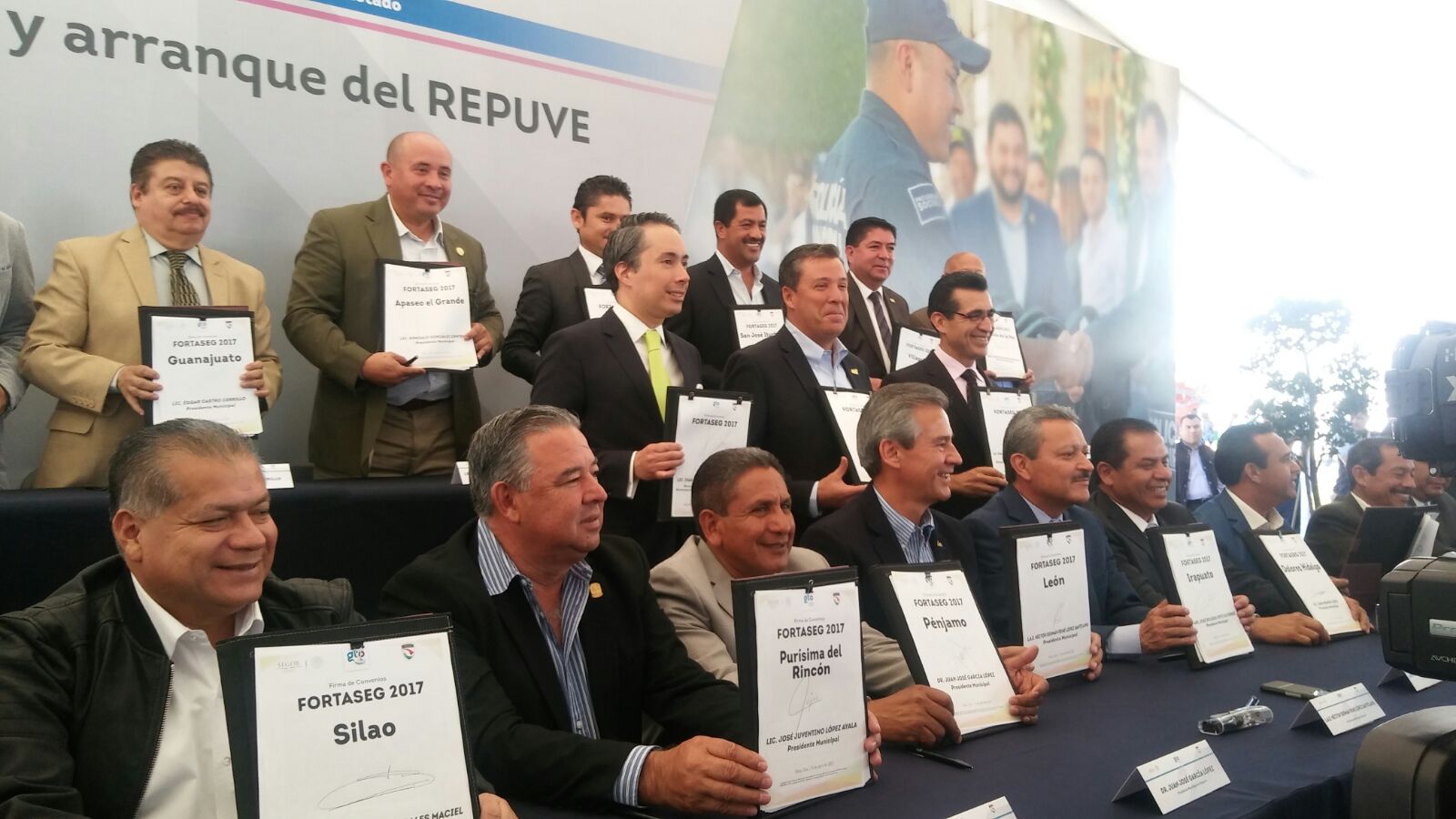Alcaldes de los 21 municipios firmaron el convenio FORTASEG. (Foto Heliot Rizo)