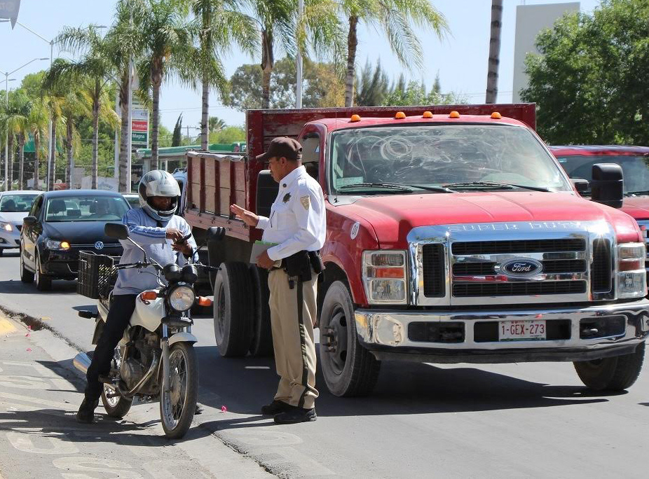 La Dirección de Tránsito y Vialidad de Lerdo, implementó operativo contra motociclistas que no usan casco.