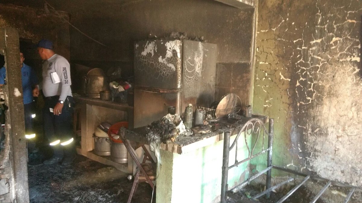 El incendio ocurrió en un inmueble. (Cortesía)