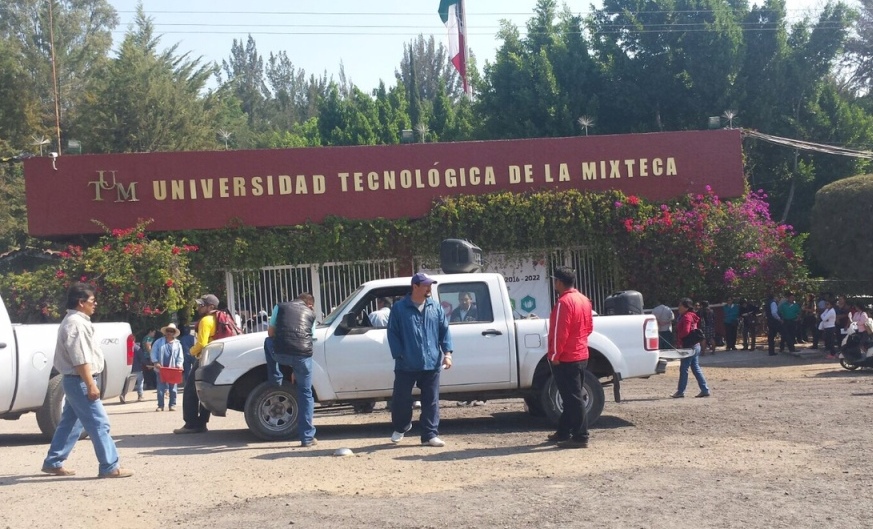 Los maestros retuvieron vehículos pesados, para impedir el paso vehicular en la zona.