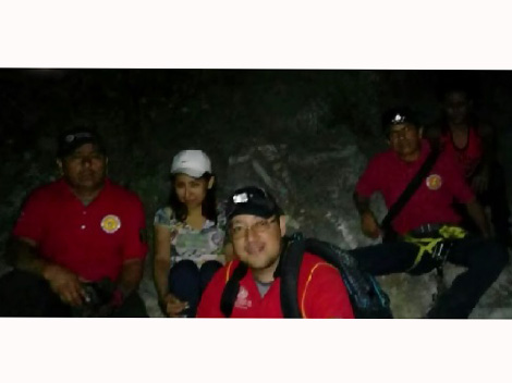 Cerca de las 2:00 de este miércoles, los elementos de rescate ubicaron a la pareja y comenzaron el descenso.