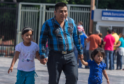 Los padres solteros de escasos recursos en la Ciudad de México podrán recibir apoyos del gobierno capitalino para el desarrollo y bienestar de sus hij