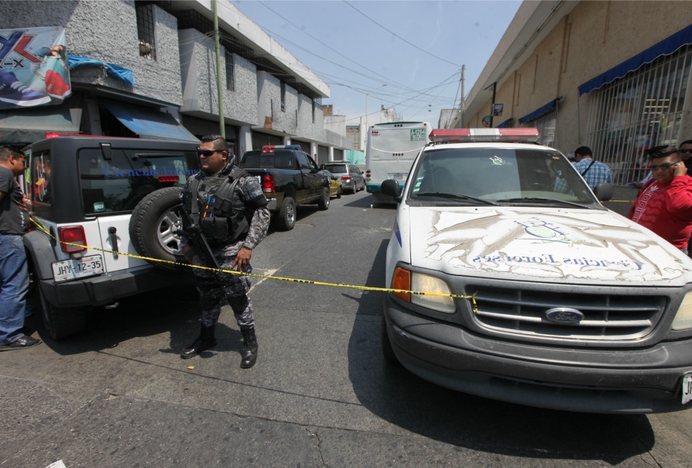 La persona occisa caminaba por la banqueta de la Calzada Independencia, cuando al cruzar la calle Aldama fue embestido por el urbano.