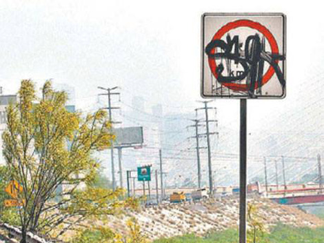 Señalamientos vandalizados se aprecian en la ciudad.