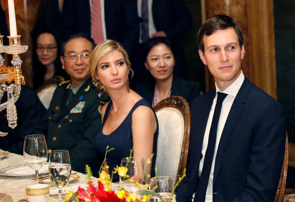 En la cena en Mar-a-Lago también se encuentra Ivanka Trump y su esposo y principal asesor de Donald Trump, Jared Kushner.