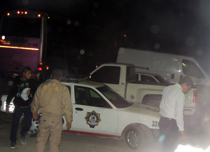Elementos de vialidad de San Pedro, aseguraron autobús en el que viajaban cuatro inmigrantes salvadoreños.