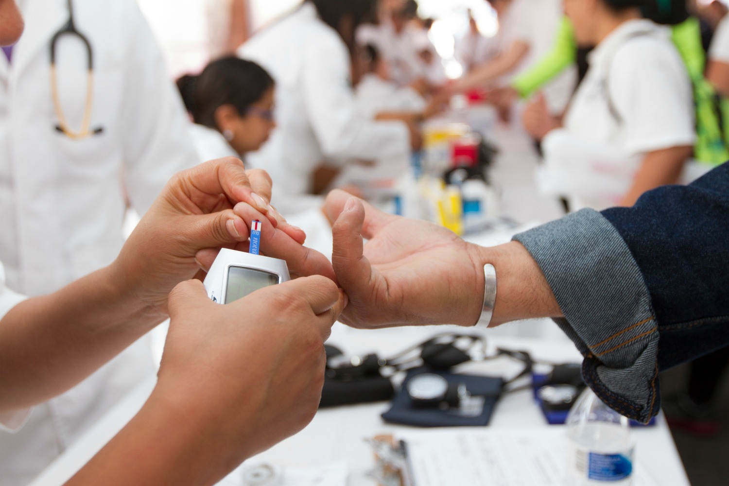 En la feria se realiza la medición de glucosa, presión arterial y pruebas de visión, entre otros. 